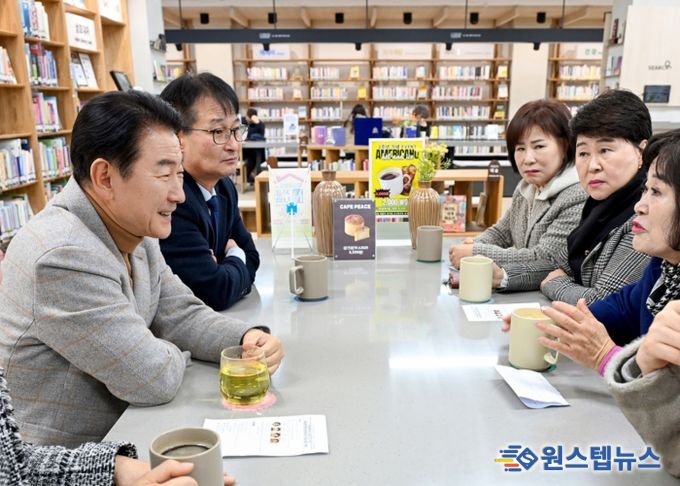 김동근 시장이 12월 11일 의정부1동 주민센터 1층에 마련된 공유공간에서 주민들과 소통하고 있다.