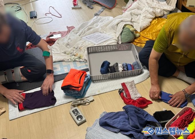 옷을 개고 있는 정리수납 봉사단