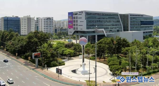 현충탑이 보이는 성남시 중원구 여수동 시청 전경(여수·성남대로 교차로 쪽)