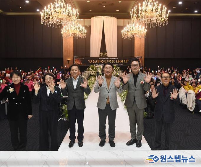 김동근 시장이 12월 11일 신곡노인종합복지관(관장 최윤형)의 송년발표회 ‘신곡 흥선 페스타’에서 참석자들과 기념사진을 찍고 있다.