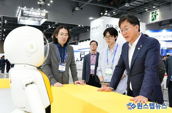 이민근 안산시장이 킨텍스에서 열린 '2024로보월드'에서 관계자로부터 휴머노이드로봇에 대한 설명을 청취하고 있다.
