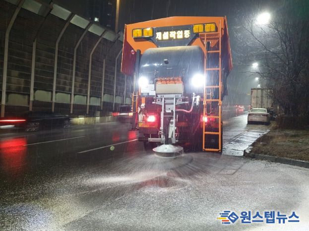 수원시가 13일 저녁 제설차량을 운행하며 제설제를 살포하고 있다.