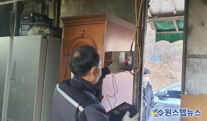 지난 11일 특별점검반이 관내 주거용 및 창고용 비닐하우스를 대상으로 화재 예방 점검을 하고 있다.