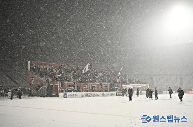 이달 4일, 부천FC1995의 승강 PO 1차전이 폭설로 연기된 후에도 헤르메스가 자리를 지키며 응원하고 있다.