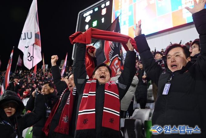 이달 8일 부천FC1995 승강 PO 2차전 경기에서 골을 넣자, 조용익 부천시장이 기뻐하고 있다