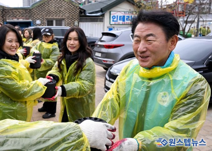 김동근 시장이 12월 13일 의정부명지회의 ‘사랑의 연탄 나눔 행사’에 참여하고 있다.