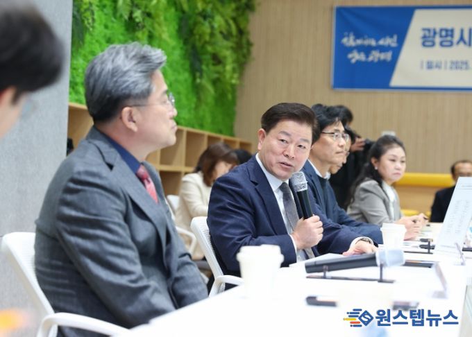 박승원 광명시장이 15일 오후 인생플러스센터 플러스강당에서 열린 ‘광명시 AI 시·산·학 협의체 킥오프’에 참석해 발언하고 있다.