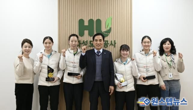 국제대회와 전국대회에서 입상한 화성도시공사 탁구단 선수들과 HU공사 한병홍 사장이 메달과 상패를 들고 기념촬영을 하고 있다.