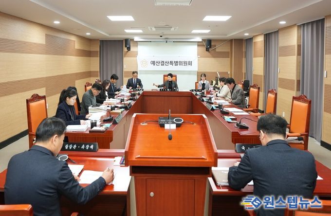 아산시의회 예산결산특별위원회가 각 상임위원회에서 예비 심사를 마친 2026년도 예산안을 제3차 회의에서 심사·의결하고 있다.