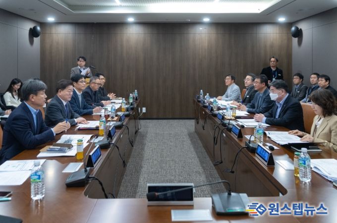 박승원 광명시장(사진 왼쪽 두 번째)이 16일 오후 GH 광교 본사를 찾아 김용진 GH 사장(사진 오른쪽 두 번째)에게 광명시흥 3기 신도시, 구름산지구 등 주요 개발사업 신속한 추진을 촉구하고 있다.