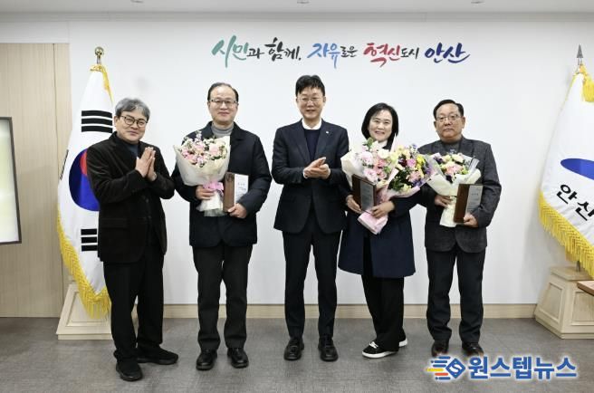 이민근 안산시장(가운데)이 16일 안산시청에서 사회복지시설 퇴직자들을 대상으로 감사패를 수여하고 함께 기념촬영을 하고 있다.