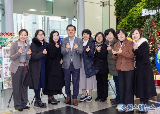 이재준 수원시장(왼쪽 4번째) 탄소중립 환경 챌린지 사진전이 열리는 시청 별관 로비에서 수원시 공공형어린이집연합회 관계자들과 기념촬영을 하고 있다.