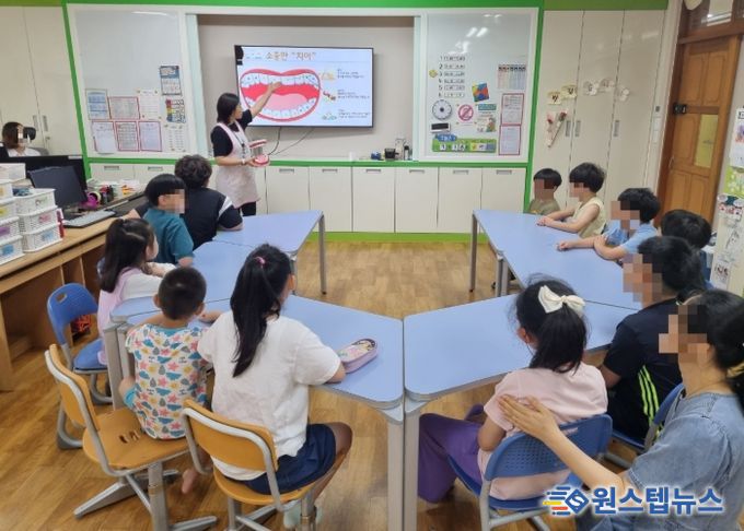 동부보건소 소속 치과위생사가 특수학급 교실을 방문해 학생 눈높이에 맞춘 구강보건교육을 진행하고 있다