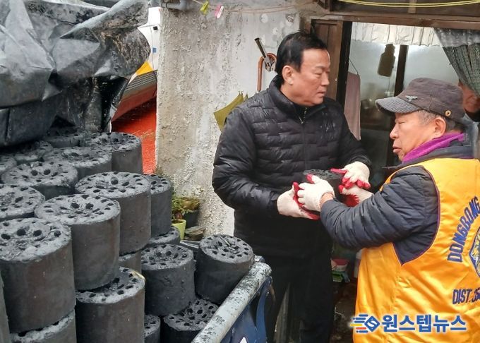 심재억 강북구의회 도시복지위원장, ‘사랑의 연탄’ 나눔 봉사 참여... “함께 살아가는 따뜻한 온기 되길”