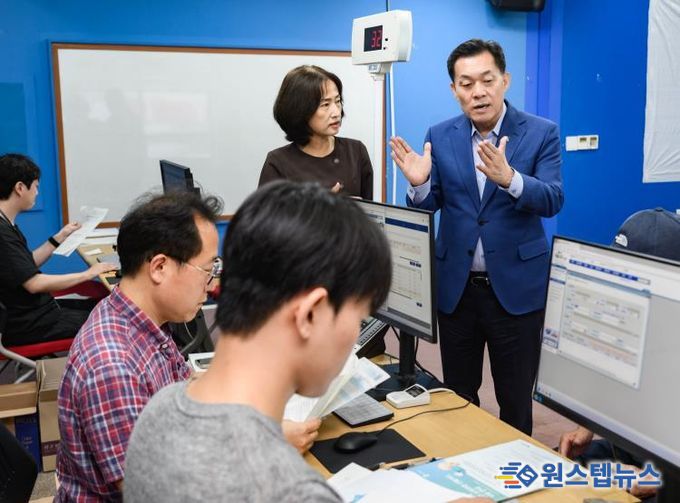 이재준 수원시장이 민생회복 소비쿠폰 신청 첫날인 7월 21일 인계동 행정복지센터를 찾아 민원안내 창구를 점검하고 담당직원들을 격려하고 있다.