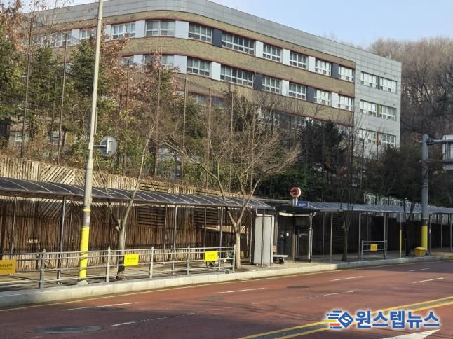 차양 시설이 설치된 중일초 인근 통학로