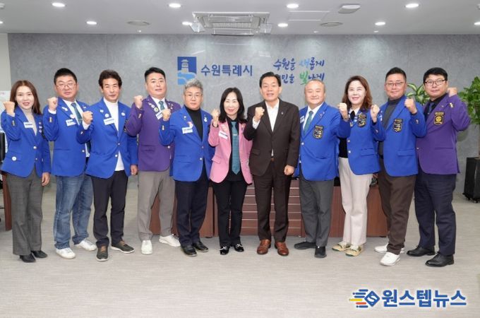 이재준 수원시장(오른쪽 5번째)과 수원2지역 로타리클럽 임원들이 성금 전달식 후 기념촬영을 하고 있다.