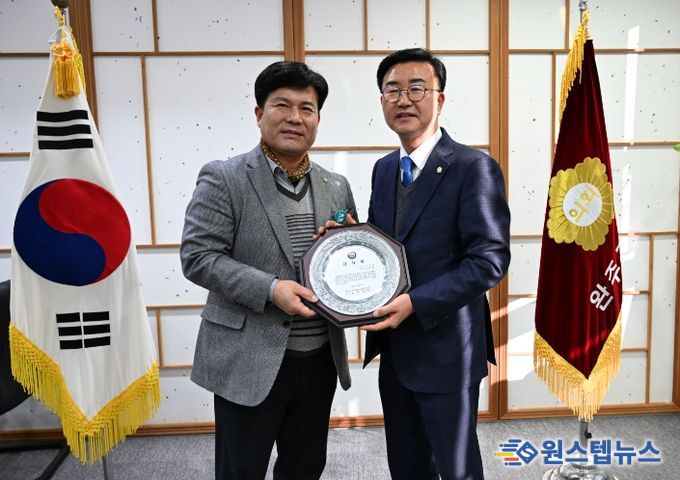 유의식 의장, 주민자치 발전 공로로 감사패 수상