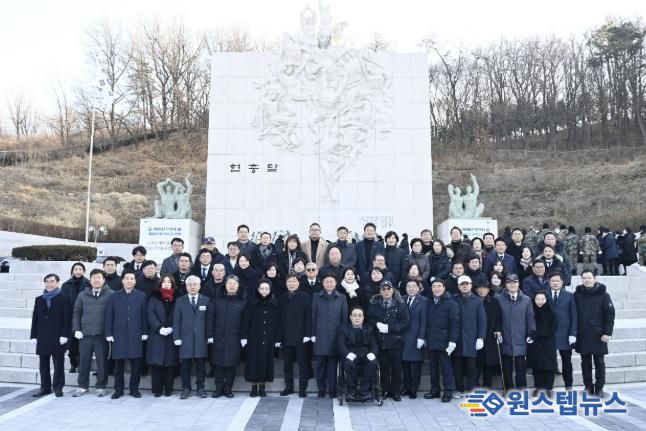 참배 참석자들이 현충탑 앞에서 순국선열의 넋을 기리며 기념 촬영을 하고 있다.