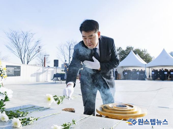 베정수 의장 헌화 및 분향