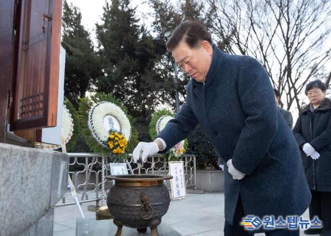 박승원 광명시장이 2일 오전 현충근린공원 내 현충탑을 찾아 분향하고 있다.