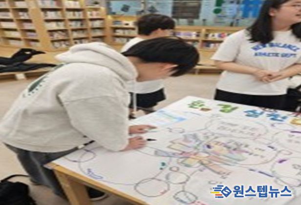 캠페인 참여 청소년이 지속가능한 센터 이용을 위한 실천 약속을 적고 있다.