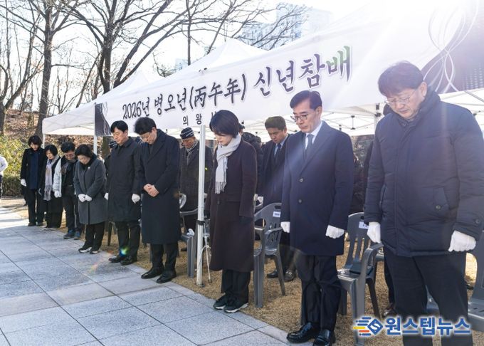 의왕시의회 2026년 병오년 신년맞아 현충탑 참배로 첫 의정활동 시작