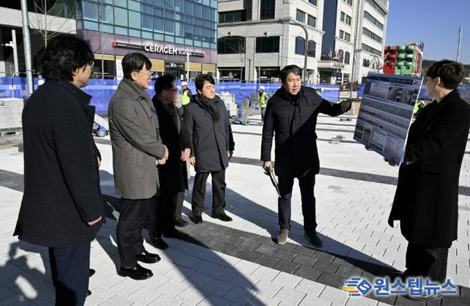 이민근 안산시장(사진 왼쪽 두번째)이, 8일 단원구 고잔동 중앙대로 일원 녹도 재정비 사업 설명을 듣고 있다.