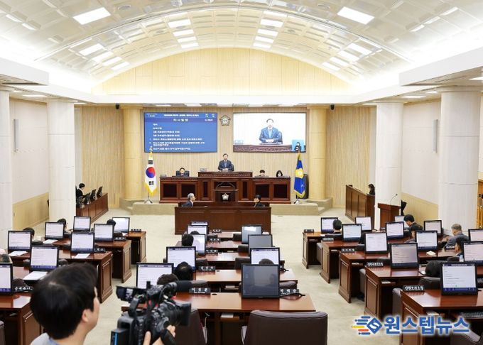 의회는 오는 6월 끝나는 9대 의회가 유종의 미를 거두고 새롭게 출범하는 10대 의회가 원활히 운영될 수 있도록 만반의 노력을 기울이겠다고 밝혔다. 사진은 지난해 12월 18일에 열렸던 제300회 제2차 정례회 제3차 본회의 중 한 장면.