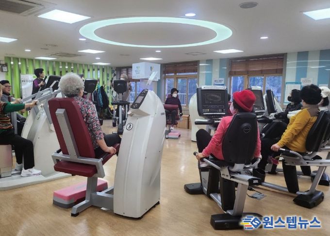 광명시보건소 노인건강증진센터에서 노인건강증진 프로그램이 진행되고 있다.