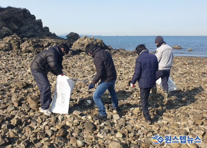 화성특례시가 14일 국화도에서 민관합동 해양방제활동을 하고 있다