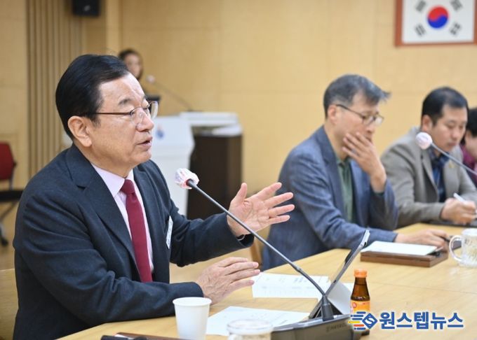 15일 개최된 하남시 공약이행평가단 회의 중 이현재 하남시장이 민선 8기 공약사업 추진 현황을 설명하고 있다.