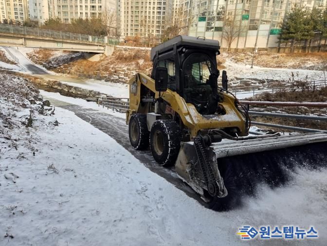 의정부시, 겨울철 하천 산책로 신속하게 제설…시민 안전 보행로 확보