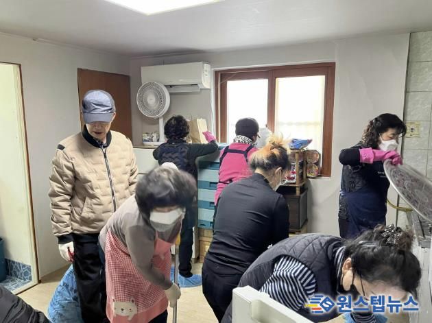 수원시 장안구 정자2동 '찾아가는 통장봉사대' 독거어르신 가구 청소 봉사 실시