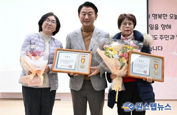1월 21일 ‘2026년 송산2동 주요업무보고회’에서 유공 표창을 받은 주민들이 김동근 시장과 기념촬영을 하고 있다.
