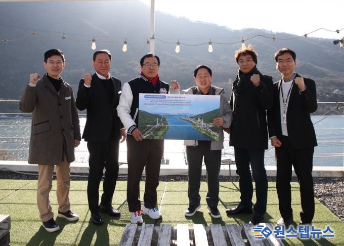 22일 개최된 「하남시-남양주시 상생협력 기반 한강 수변 친환경 연계 발전 방안 공동 연구 용역 보고회」를 기념하여 이현재 하남시장을 비롯한 관계자들이 기념사진 촬영을 하고 있다.