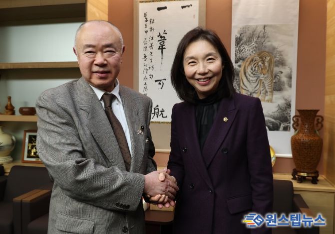 이토 조이치 홋카이도 의장과 악수하는 최호정 의장