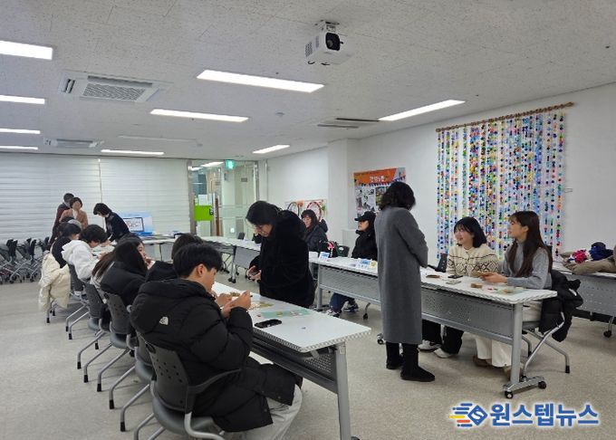 광명시 광명5동 청소년지도협의회는 26일 광명5동 행정복지센터에서 관내 청소년 20여 명과 함께 ‘손뜨개 카드지갑 만들기’ 체험 행사를 마쳤다.