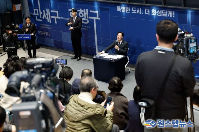 정명근 화성특례시장이 27일 열린 2026년 신년 기자회견에서 언론인과 질의응답을 하고 있다.