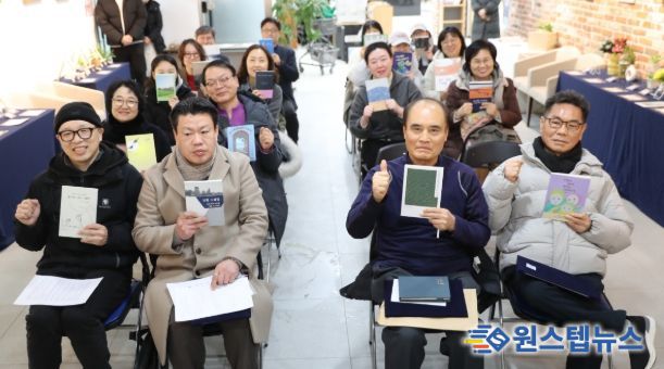 지난 27일 하안도서관 1층 '열린시민전시코너'에서 '2025 광명시 독립출 간담회'를 진행하고 기념사진을 촬영하고 있다.