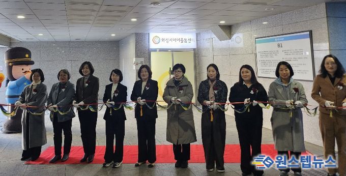 지난 28일 열린 화성시아이돌봄센터 개관식에서 참석자들이 테이프커팅을 하고 있다