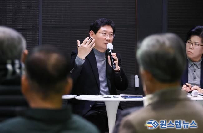 이상일 용인특례시장이 29일 용인미디어센터에서 기흥구 상하동과 구갈동 주민소통간담회를 열고 용인의 반도체 클러스터의 미래에 대한 의견을 제시했다.