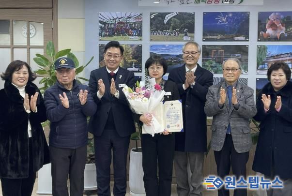 양평군청 김은정 주무관(가운데)이 국가보훈부장관 표창을 전수 받은 후 박용주 경기북부보훈지청장(오른쪽), 전진선 양평군수(왼쪽) 및 보훈단체장 등에게 축하를 받고 있다.