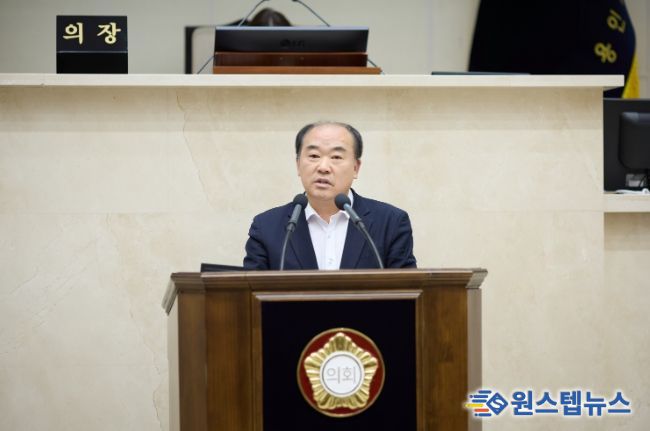 용인특례시의회 김운봉 의원이 11일 열린 제300회 임시회 제2차 본회의에서 5분 자유발언을 하고 있다.