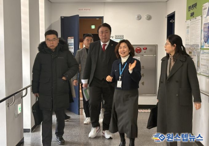 인천시의회 신충식 의원이 지난 12일 검단구 분구를 앞두고 ‘검단노인복지관’을 찾아 운영 실태에 관해 이야기를 들은 후 복지관 및 인천시 관계자들과 함께 복지관 내 시설들을 둘러보고 있다.