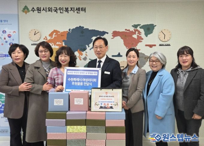 전달식 참석자들이 기념촬영을 하고 있다.