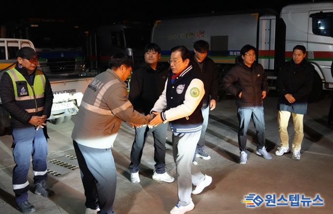 16일 새벽 생활폐기물 적환장을 찾은 이현재 하남시장이 직원들을 격려하고 있다.