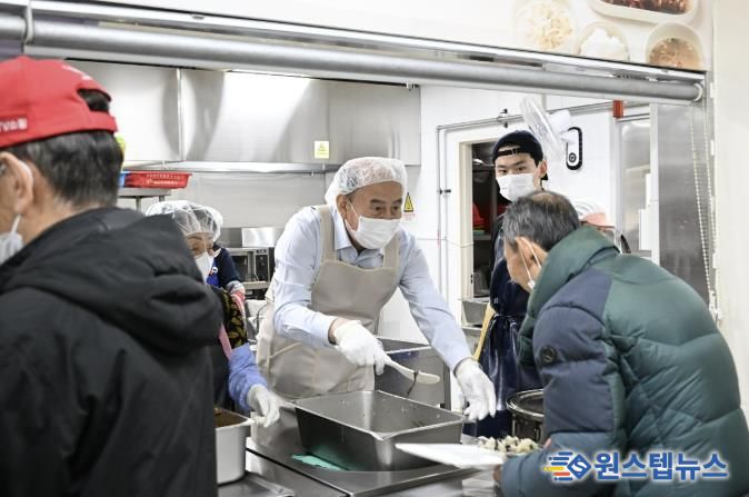 동두천시장, 노인복지관 찾아 배식 봉사 실천