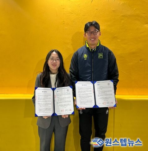 수원시·장안리틀풋볼아카데미 관계자가 협약식 후 기념촬영을 하고 있다.