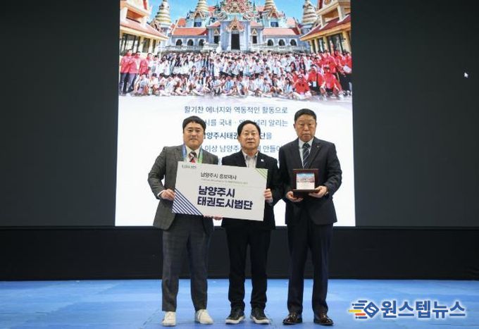 위촉패를 전달하는 주광덕 시장